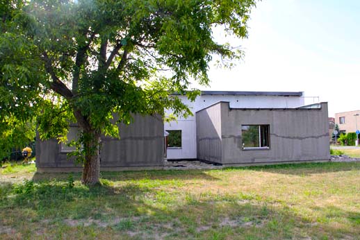 Na pozemku o ploše 1 150 m2 začal růst přízemní rodinný dům v podobě bungalovu se dvěma samostatnými bytovými jednotkami.