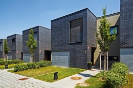Součástí architektonického konceptu souboru řadových domů bylo i řešení předzahrádek a zeleně. Domy jsou z ulice volně přístupné, pozemky dělí jen nízké živé ploty. Předsazená hmota každého domu, obsahující vstup a garáž, je zvýrazněna keramickým obkladem