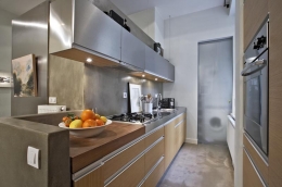 Prakticky koncipovaná kuchyňská linka tvořená mnoha úložnými prostory a kvalitními spotřebiči Hotpoint-Ariston splňuje požadavky moderní kuchyně