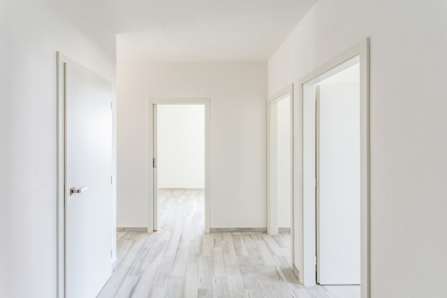Záliba v minimalistickém designu je patrna i na kuchyňském vybavení, které je zároveň vkusnou dekorací.