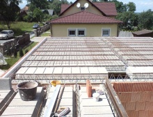 Nosníky a vložky jsou již na svém místě