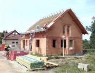 Po dokončení štítů na stavbu nastoupili pokrývači