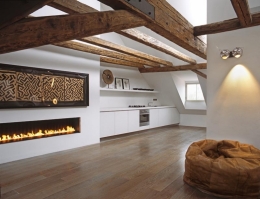 Přírodní materiály kombinovala architektka s doplňky stejného charakteru. Minimalistické pojetí kuchyňské linky nenarušuje celkový ráz prostoru