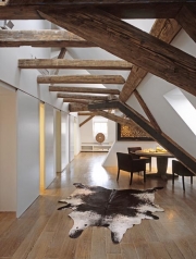 Pro robustní jídelní stůl našla architektka důstojné místo v blízkosti kuchyně, z křesílek je možné pozorovat historickou Prahu