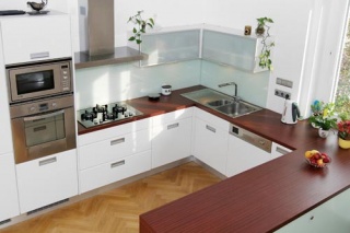 Kuchyň řešená do tvaru písmene U splňuje všechny požadavky pro pohodlné vaření