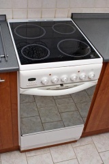 Varné centrum tvoří sporák K 3C8 PW, cena 16 990 Kč, se sklokeramickou deskou, INDESIT