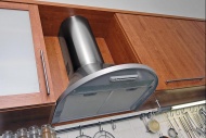 Horní sestavě skříněk dominuje komínový odsavač par Cono 60X, cena 6 590 Kč, TOSCA INTERIER