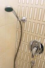 Detail nápaditého obkladu s jednoduchým geometrickým dekorem v přírodních tónech
