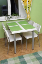 Vybavení jídelní části pořídila majitelka v IKEA. Velké bílé stohovatelné židle Herman za 349 Kč/ks a stůl sestavený podle vlastního výběu z bílé desky a kovových nohou