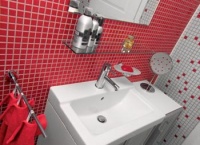 Obdélníkové umyvadlo Ego 3 901 Kč (IKEA) zapuštěné ve skříňce v jemném pastelovém odstínu je osazeno baterií (SAPHO) za 2 780 Kč