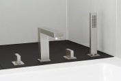 Na tmavém obkladu za vanou se dobře vyjímá designová stojánková baterie z kartáčované oceli