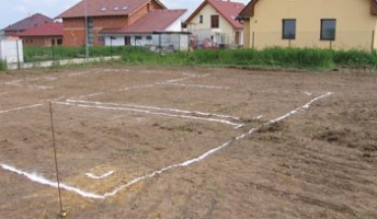 Takhle vypadal pozemek pro Václavův nový domek před výkopem