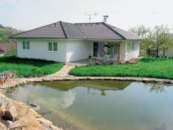 Bungalov klasické sendvičové konstrukce (tzv. Fertighaus) je pro svou cenovou dostupnost oblíbený nejen v Německu (Bajulus)