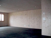 Masivní desky a panely lepené ze tří vrstev dřeva od výrobce Agrop Nova mají charakter dřevěného masivu a jejich využítí je univerzální. Lze je použít např. na obklad stěn i stropů
