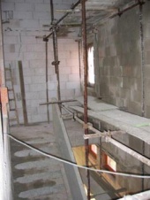  Koupelna nabízí příjemnou hygienu i elegantní průhled lichoběžníkovým okénkem 