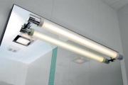 Zrcadlo ze série In the mood (DURAVIT), jehož součástí je zářivkové osvětlení a polička, stojí 21 117 Kč