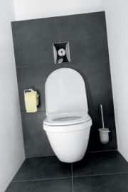 Na tmavém obkladu se dobře vyjímá bílá závěsná toaleta Starck 3 (DURAVIT) za 6 970 Kč a sedátko Starck 3 (DURAVIT) za 3 033 Kč