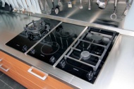 Výhodou je varný set Domino (SIEMENS), který umožňuje využití elektrické sklokeramické desky i plynu