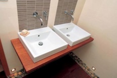Efektní čtvercová umyvadla Zero (CATALANO) vhodně doplňují designové baterie Talis S (HANSGROHE)