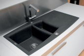 Dřez z umělého kamene v odstínu grafit (FRANKE), 10 735 Kč, je osazen pákovou baterií (FRANKE), 7 500 Kč