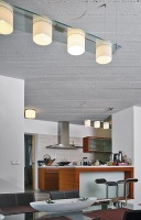 Ozdobou interiéru jsou elegantní svítidla ze studia Lucis, která rovněž vycházejí ze základních geometrických tvarů, stejně jako celý architektonický koncept domu