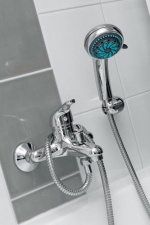 Součástí vanové baterie Faris top elite za 2 200 Kč je i masážní sprcha
