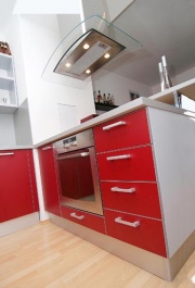 Součástí pultu je i vestavná trouba AKZ 431/01 IX za 12 794 Kč (WHIRLPOOL) a nad ní umístěný odsavač par ISLA C GLASS (CATA) 20 285 Kč