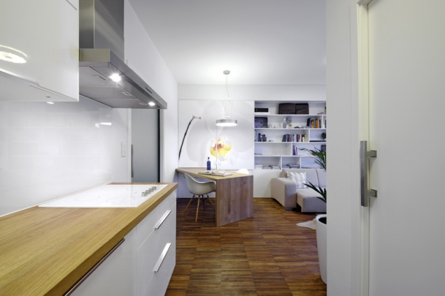 Kuchyň (Ikea) je sestavena z nábytkových modulů z bílé lesklé fólie v kombinaci s dubovým masivem, který tvoří pracovní desku a zdobí i část stěny sestavy. Všechny vestavné spotřebiče včetně varné desky jsou v bílé barvě. Bílý je i granitový dřez (3).