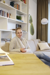 Knihovnu jsem navrhla po celé délce stěny s posuvnými čely, která ji částečně kryjí, říká Martina Pištěláková.