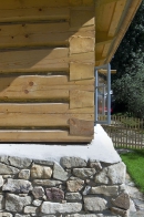 Na detailu roubenky je vidět staletími osvědčená tesařská technika.