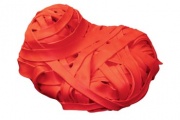 Křeslo Tagliatelle (Quinze & Milan), průměr cca 100 cm, výška 60 cm, vyrobeno z tvrzené pěny a lakováno, k dostání v barvě červené, modré, zelené a černé, je určeno jak do interiéru, tak exteriéru, cena 87 000 Kč, KONSEPTI