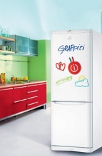 Chladnička BA GF Graffiti (Indesit) je sice bílá, ale můžete si ji vybarvit podle vaší fantazie. K chladničce dostanete sadu speciálních fixů, kterými na ni můžete malovat nebo třeba psát důležité vzkazy. Cena 14 990 Kč, MERLONI ELETTRODOMESTICI