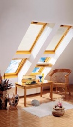 Střešní okna (VELUX) se montují pomocí čtyř montážních úhelníků přímo na střešní latě. Nový způsob montáže je snazší, přesnější a přispívá k lepší stabilitě střešního okna v konstrukci střechy