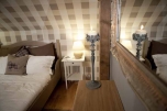 Náladové osvětlení zajišťují lampičky na nočních stolcích, nechybí ani lampa na čtení.
