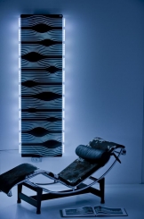 Otopné těleso Shine (Caleido) je tvořeno jednolitou deskou obalenou plastovými liniemi, které jsou podsvíceny LED diodami a ozařují tak své linie, design James di Marco, cena od 113 400 Kč, DESIGN BATH.