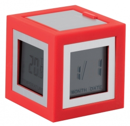 Budík Cubissimo (Lexon, design Theo Williams) se čtyřmi displeji – ukazují čas, datum, den v týdnu a teploty, materiál ABS a hliník, rozměry 5,1 x 5,1 x 5,1 cm, cena 755 Kč, www.naoko.cz.