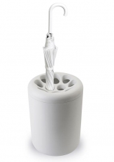 Stojan na deštníky s 12 otvory (Qualy), průměr 25 cm, výška 33,5 cm, plast, cena 1 071 Kč, www.mhome.cz.