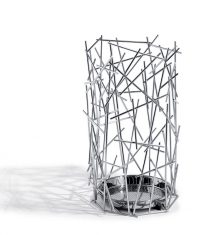Stojan na deštníky ze série Blow Up (Alessi), design Fratelli Campana, průměr 33 cm, výška 50 cm, nerezová ocel, cena 5 780 Kč, www.casabella.cz.