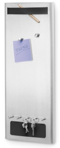 Magnetická tabule Muro (Blomus, Flöz Design), nerez, 60 x 25 x 4,5 cm, cena 1 221 Kč, www.homein.cz. Magnetická tabule Muro (Blomus, Flöz Design), nerez, 60 x 25 x 4,5 cm, cena 1 221 Kč, www.homein.cz.
