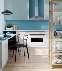 Kuchyň Faktum/Applad/Rubrik (IKEA), cena od 15 000 Kč/m, stohovatelná židle Reidar (IKEA), materiál hliník, vhodná i ven, cena 1 290 Kč, IKEA.