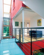 Výhled na schodiště, které architekt umístil do zaskleného prostoru vedle sousedního domu