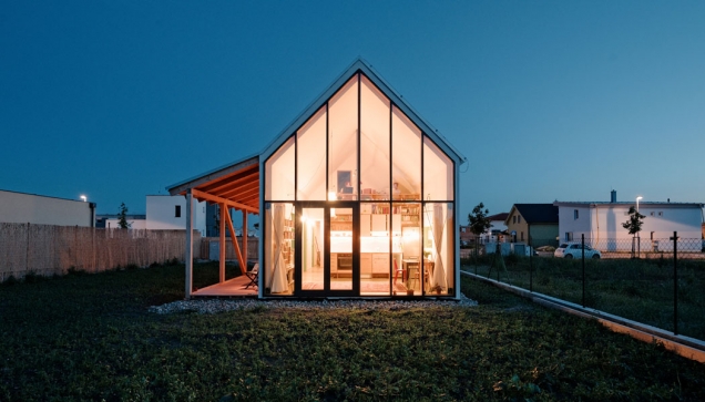 Slovenský architekt Peter Jurkovič dostal od mladého páru zdánlivě jednoduché zadání: bydlení v malém domě na malém pozemku. Další podmínkou byla pracovna se dvěma stoly a pak samozřejmě všechno další, co k rodinnému domku patří: kuchyně, ložnice, terasa otevřená do zahrady… A nepříliš vysoký cenový limit.