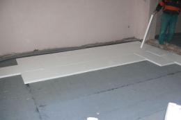Jako kročejová izolace na podlahy byly použity polystyrenové desky
