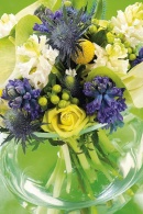 Elegantní aranžmá ze zahrady a květinářství: hyacint doprovází růže, plody třezalky (Hypericum) a pichlavá máčka (Eryngium)
