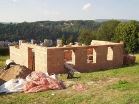 V pěti lidech zvládli vyzdít část domu - garáž