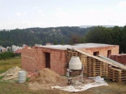 Pro betonování stropu si udělali nájezd, beton míchali v míchačce