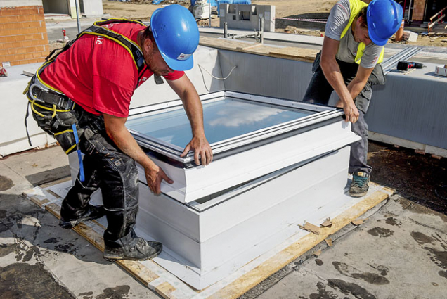 4. Osazení základny světlíku na připravené zvedací rámy, fixace opět s použitím spojovacího materiálu (spojovací materiál je součástí balení výrobku).