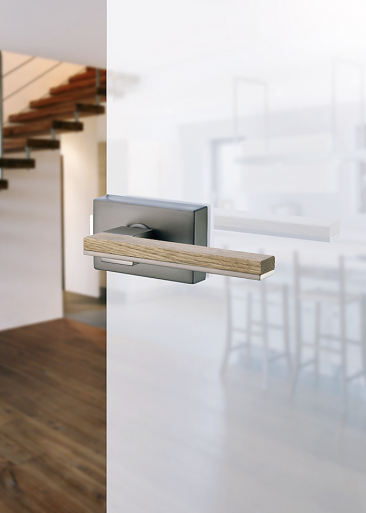 3. Designově jednoduchým dveřím sluší jednoduché kování. Sapglass (SAPELI)