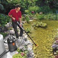 Odsávání kalu pojízdným odsavačem Gardena SR2000 s příkonem 1 600 W