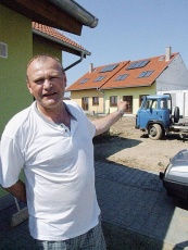 Martin Rucký má o bydlení jasno: domek v Jirnech si vybral i proto, že jiní developeři reality s kolektory na střeše nenabízeli. Tady tomu bylo naopak -  budoucí obyvatelé mohli dům koupit jedině se solárním systémem